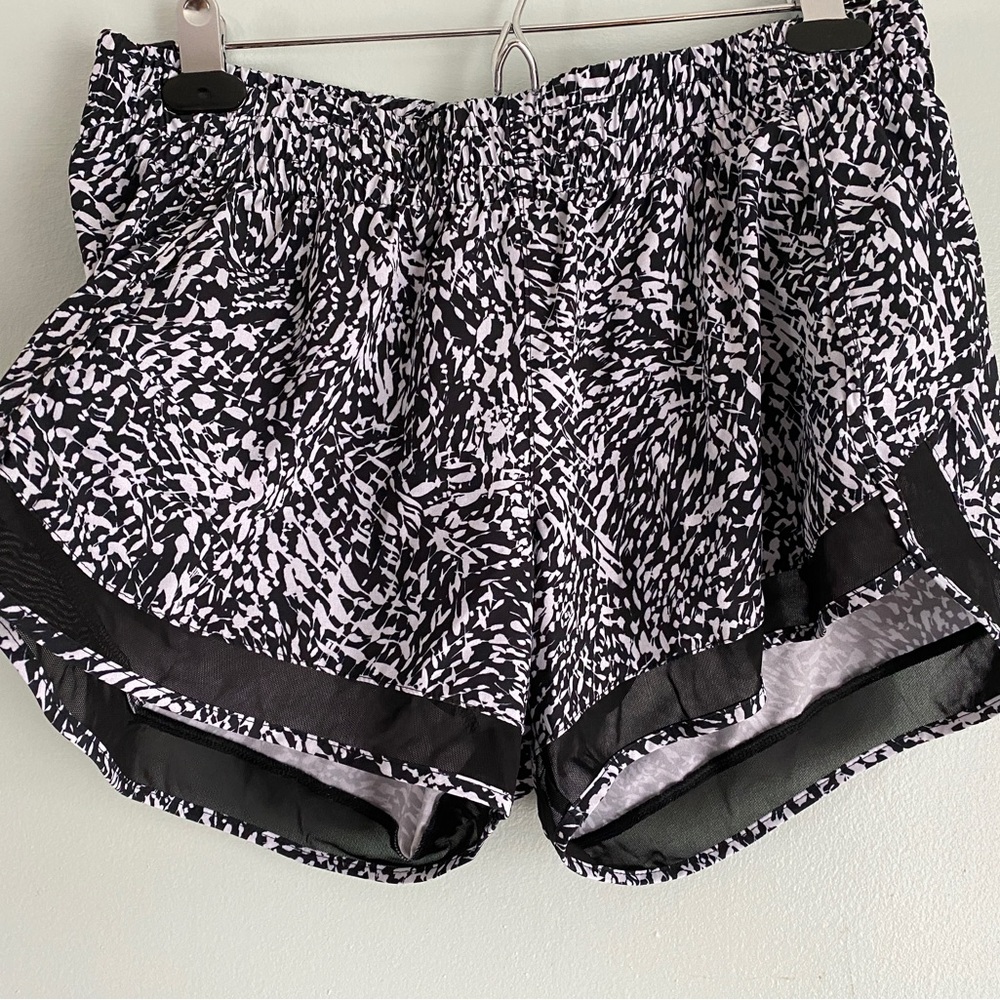 Athleta Mesh Racer Run Shorts 4”— Size M